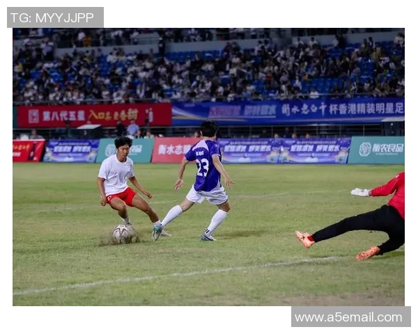 足球明星挑战翻瓶子游戏精彩瞬间集锦引发热议与欢笑