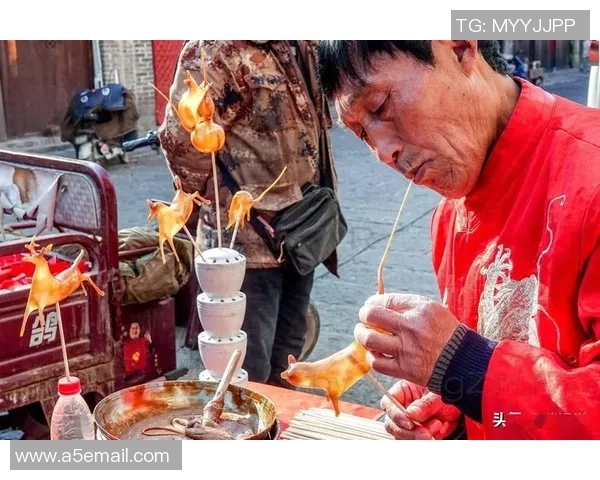 足球明星现场观赏传统技艺吹糖人展现非遗魅力与精彩瞬间