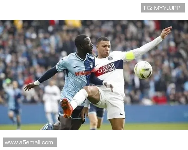 顶级足球明星在赛后怒斥裁判判罚不公引发热议与争议